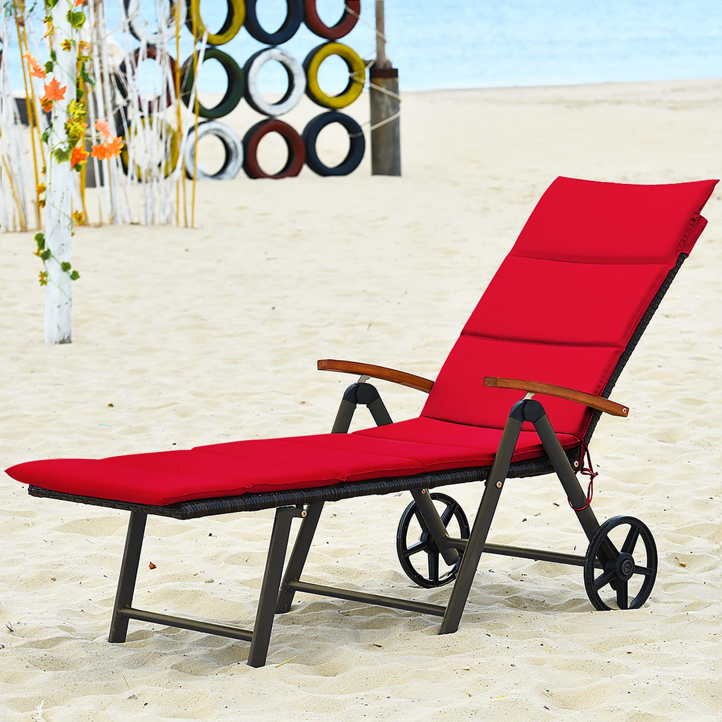 Chaise longue d'extérieur pliable Tangkula, transat en osier avec cadre en aluminium, avec roulettes pour un déplacement facile