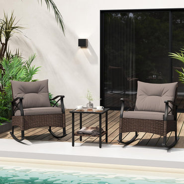 Tangkula Lot de 3 fauteuils à bascule d'extérieur en rotin robuste avec coussins et table basse à 2 niveaux en verre trempé