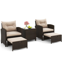 Tangkula Salon de Jardin 5 Pièces en Rotin, Ensemble de Chaises Coussinnées en Osier avec 2 Poufs et une Table Basse en Verre Trempé