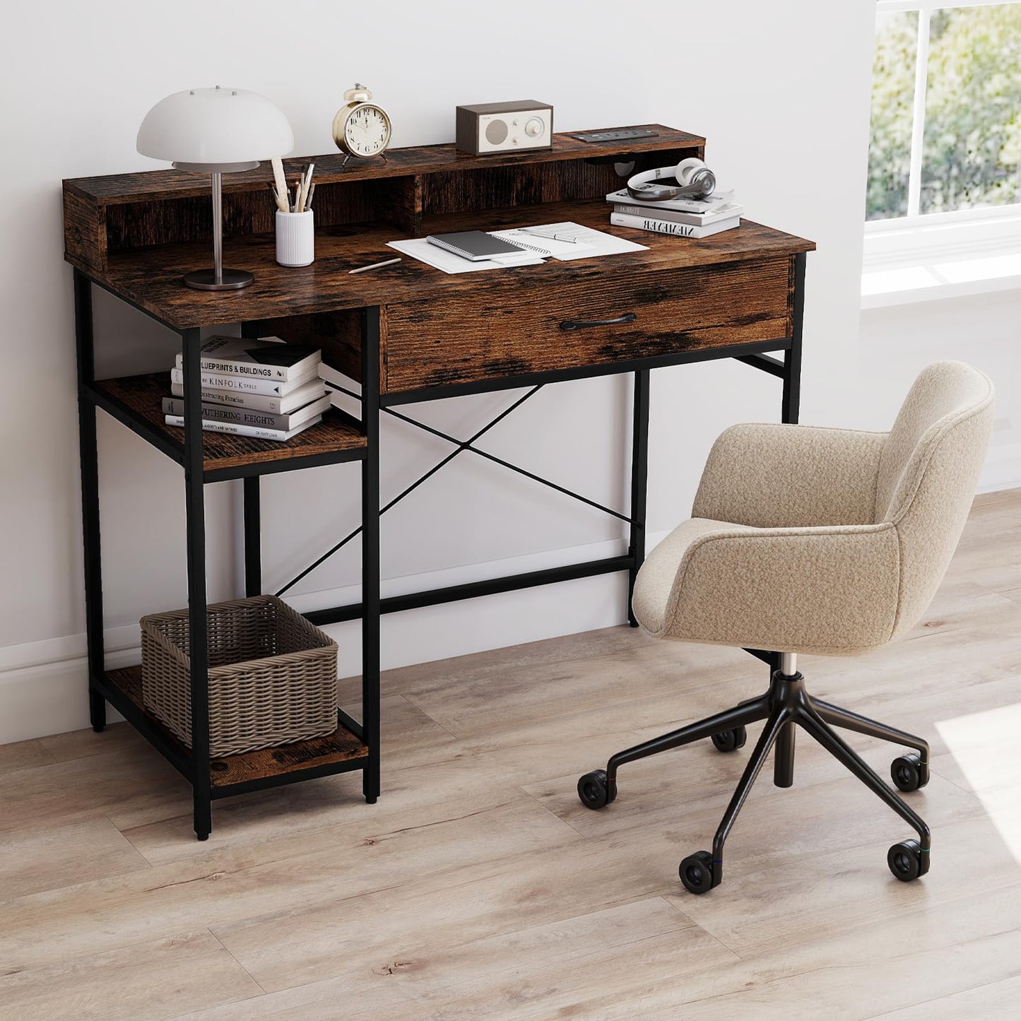 Tangkula Petit bureau d'ordinateur 42" avec prises de courant, étagère supérieure, tiroir et 2 étagères ouvertes