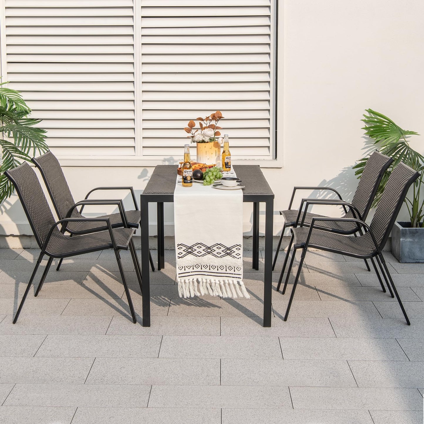 Tangkula Lot de 4 chaises de salle à manger empilables en rotin pour patio, avec dossier et assise en osier tressé