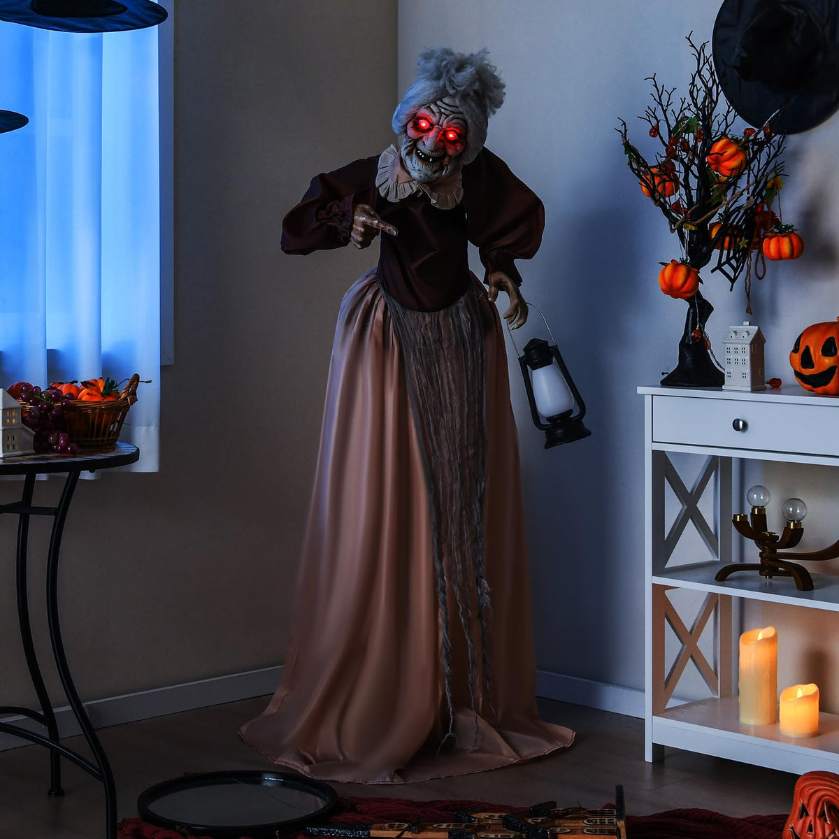 Tangkula Vieille Dame Animée d'Halloween de 1,5 m Tenant une Lanterne, Zombie Animatronique avec Yeux Rouges Lumineux à LED