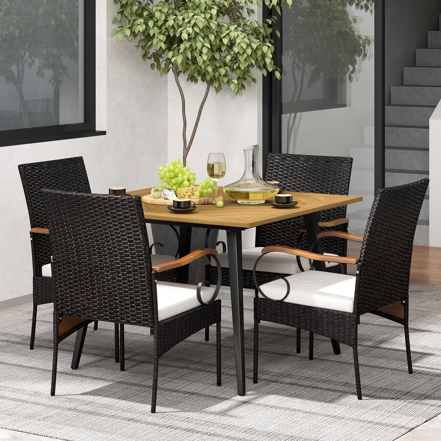 Tangkula Ensemble de salle à manger d'extérieur 5 pièces en rotin synthétique, table à manger carrée en bois d'acacia de 108 cm et chaises avec coussins