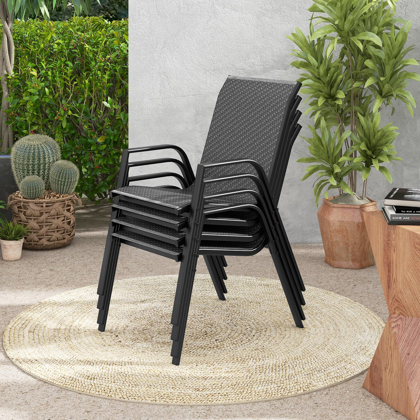 Tangkula Lot de 4 chaises de salle à manger empilables en rotin pour patio, avec dossier et assise en osier tressé