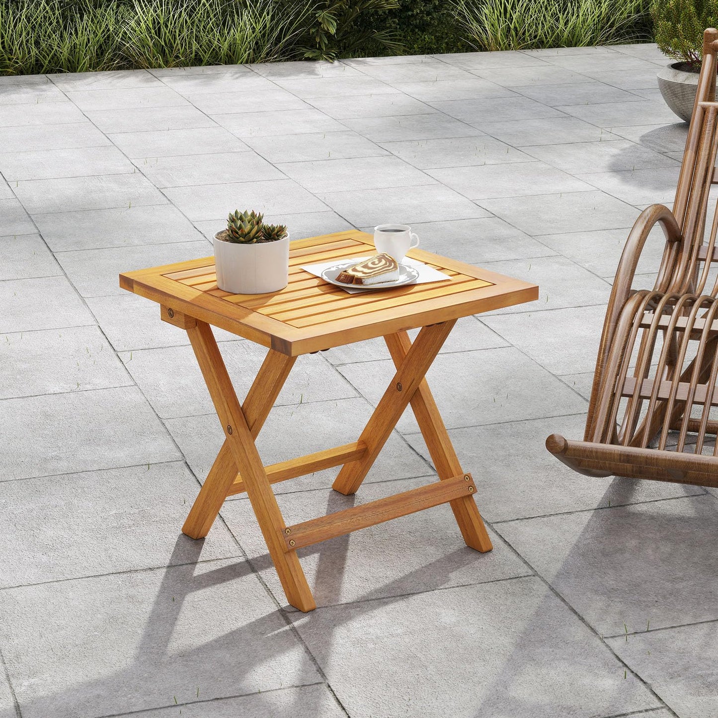 Tangkula Table d'appoint pliable d'extérieur en bois d'acacia avec pieds en X et plateau à lattes
